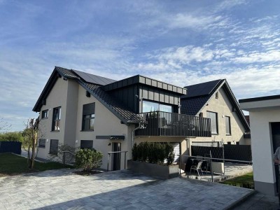 Geräumige, exklusive und neuwertige 4-Raum-Wohnung mit lux. Innenausstattung mit EBK
