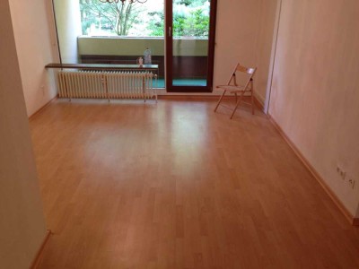 Schöne 3-Zimmer-Hochparterre-Wohnung mit gehobener Innenausstattung mit Balkon und EBK in Laatzen