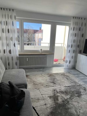 Geschmackvolle 2  Zimmer Wohnung sowie Balkon und EBK in München