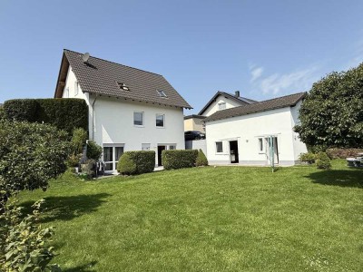 Neuwertiges EFH mit Einliegerwohnung und großer Garage in ruhiger Lage