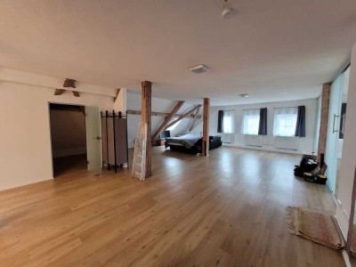 Schöne Dachgeschosswohnung in der Innenstadt mit Garage und Aussenstellplatz, ab 01.10.2025