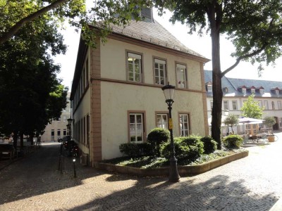 Hochwertige Dachgeschosswohnung mit Einbauküche am Ballplatz!