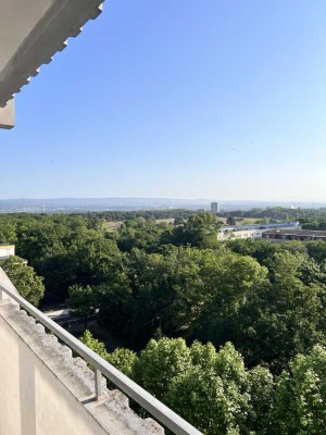 1ZKB: Frisch saniert mit Panorama-Blick, Zentral, Balkon ab 15.09.!