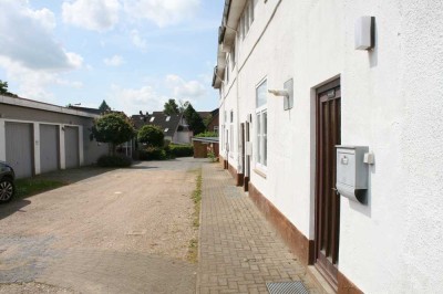 3-Zimmer Erdgeschosswohnung in zentraler Lage mit Garagen