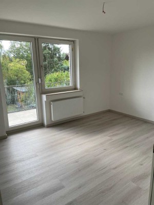 Erstbezug nach Sanierung mit Balkon: Stilvolle 2-Raum-Wohnung mit geh. Innenausstattung