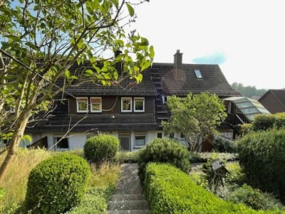 Attraktives Mehrfamilienhaus mit großem Garten und direktem Waldblick in ruhiger Lage in Helsa  OT