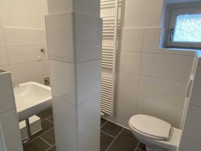 **FRISCH SANIERTE 2-ZIMMERWOHNUNG**EIGENER EINGANG**BEZUGSFERTIG**