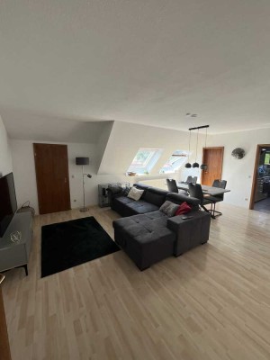 Lichtdurchflutete 3 Zimmer Wohnung im DG mit EBK und Lampen