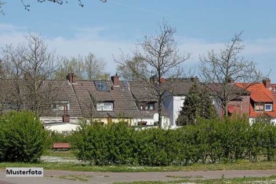 Einfamilienhaus mit Doppelgarage und Gartenhaus