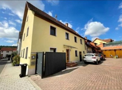 Großzügige Doppelhaushälfte in 97618 Hollstadt