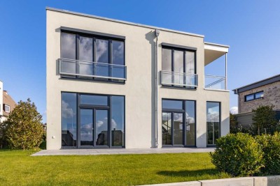 Exquisite lichtdurchflutete, moderne Villa mit Schleiblick