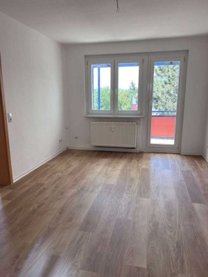 helle 2 Zimmer-Wohnung mit Balkon und Blick ins Grüne