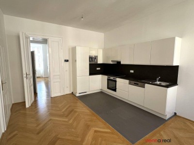 UNBEFRISTET - Ruhige und helle 3-Zimmer Altbauwohnung mit Wohnküche und Abstellraum in begehrter Lage