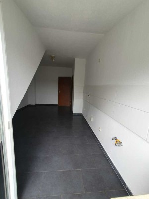 Renovierte Dachgeschosswohnung mit 2 Zimmern, Küche & Balkon