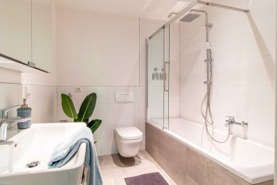5,6% Rendite - modernisiert & vermietet, Wohntraum mit EBK, Wellness-Bad & Stellplatz in guter Lage