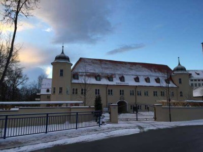 Schloss Mering - Traumhaft wohnen - 2,5 Zimmer, Terrasse, Stellplatz, Schlosspark, EBK