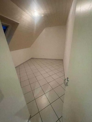 Sanierte 3-Raum-Wohnung mit Einbauküche in Wiesbaden ( 10 min mit dem Bus bis Wiesbaden
