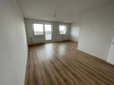 Günstige sanierte 4 Zimmer Wohnung mit Balkon!!! Zwei Monate mietfrei!!!