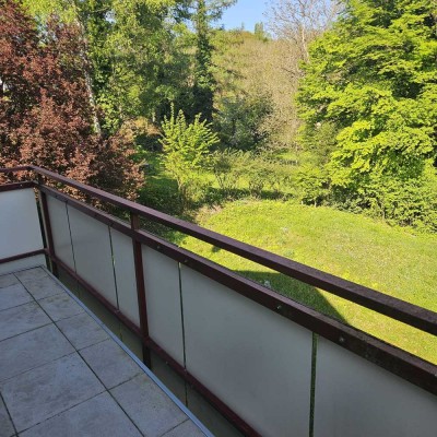 Helle 2 1/2 Zimmer Wohnung mit Balkon und Außenstellplatz