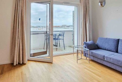 Moderne & möblierte 1-Zi. Wohnung mit Dachterrasse und kleinem Wasserblick