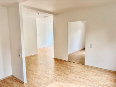Lichtdurchflutete 2 ZKB Seniorenwohnung mit Balkon