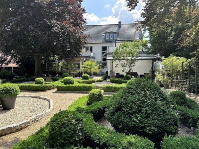 **ZUHAUSE für zwei Familien oder eine Großfamilie auf TRAUMgrundstück und Platz für viele PKW**