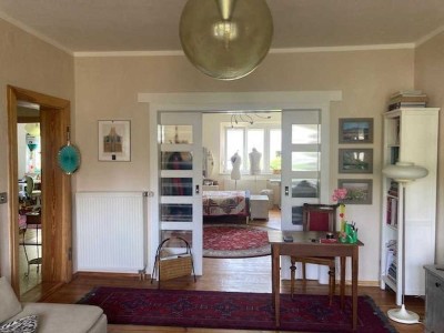 Modernisierte 3-Zimmer-Hochparterre-Wohnung mit Balkon, Garten und Garage