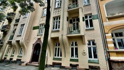 Traumhafte Altbauwohnung im vorderen Westen mit Balkon, EBK, Gäste Bad & Fahrstuhl
