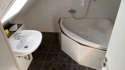 Sanierte 1,5-Raum-Maisonette-DG-Wohnung mit Wanne