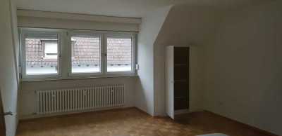 Helles möbliertes Zimmer mit eigenem Bad in großer 4er WG für 1,5 Jahre