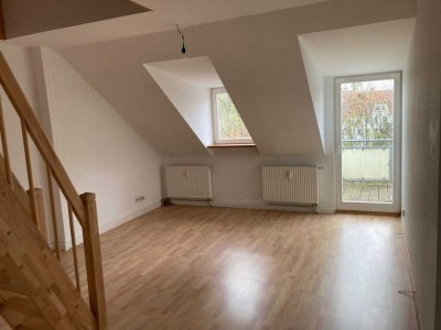 Großzügige DG 4-Zimmer mit Laminat, Wannenbad und Balkon in ruhiger Lage!