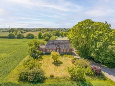 Historisches Bauernhaus mit Scheune in Strandnähe