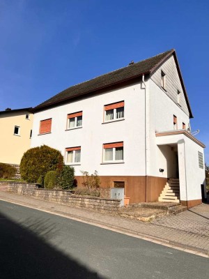 Einfamilienhaus mit Einliegerwohnung und einem weiteren Grundstück in Weilburg-Odersbach