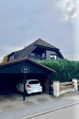 Charmante Dachgeschosswohnung mit Balkon & Carport-Stellplatz