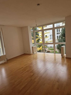 Serh schöne 3 Zimmer-Wohnung mit gehobener Innenausstattung + Einbauküche in Frankfurt am Main