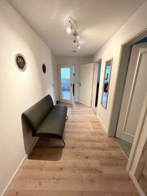 Möbliertes geräumiges 2-Raum-Apartment in ruhiger Wohnlage mit Laminat, Wannenbad und Einbauküche!!!