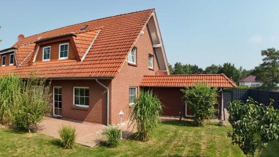 Doppelhaushälfte mit Doppelcarport/Nebengebäude in ruhigem Wohngebiet - Bad und Heizung neu