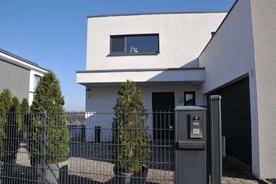 Modernes neuwertiges freistehendes Einfamilienhaus mit schönem unverbaubaren Blick in ruhiger Lage