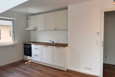 Schöne, moderne 2,5 Zimmer Dachgeschosswohnung mit Einbauküche