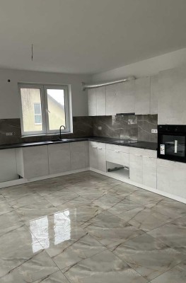 Neubau: Geschmackvolle 3-Zimmer-Wohnung mit Einbauküche und Gartennutzung