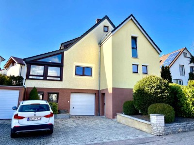 Wunderschön sanierte 4-Zimmer-Wohnung mit Einbauküche, Terrasse, Garten und Hobbyraum