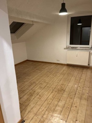 Modernisierte, kürzlich renovierte 2-Zimmer-DG-Wohnung mit Einbauküche in Hannover-Limmer