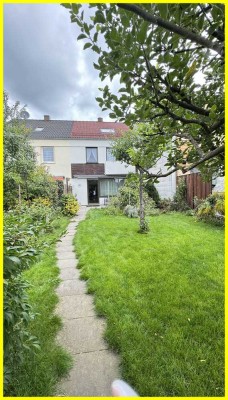 Familienfreundliches Reihenmittel haus mit schönem Grundstück und Garage
