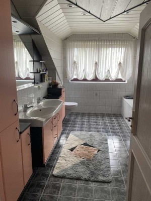 Freundliche 3,5-Zimmer-Dachgeschosswohnung mit EBK in Mainbach