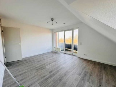 BERUFSPENDLER AUFGEPASST DACHGESCHOSS-WOHNUNG PARKETT BALKON AUßENSTELLPLATZ KÜCHENÜBERNAHME MÖGL.