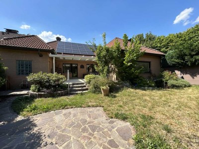 Exklusiver, großer Walmdachbungalow mit herrlichem Garten, großer Terrasse & Garage in ruhiger Lage!
