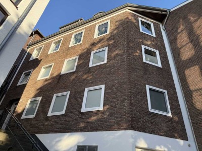 Exklusive, modernisierte 2,5 -Zimmer-Maisonette-Wohnung mit geh. Innenausstattung mit EBK