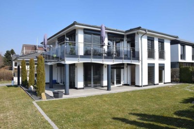 Moderne Architektur, helle Räume, Garten, Carports