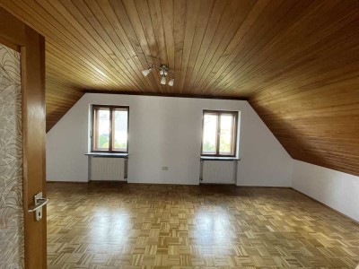 Ruhige 3-Raum-DG-Wohnung mit Balkon in Estenfeld