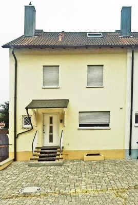 Reihenendhaus mit  Stellplätzen in ruhiger Lage, lebendigem Garten – sofort bezugsfertig
